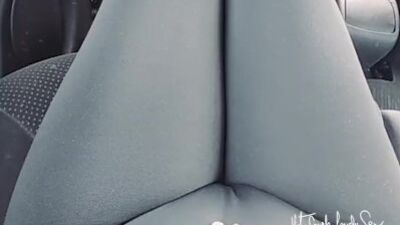 Возбужденная телка на заднем сидении, трогает свою киску