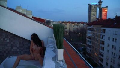 Вечерние огни города стали свидетелями её мастурбации