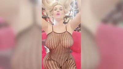 Coco Austin соблазняет фанатом 7