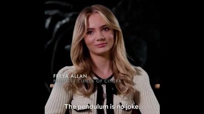 Freya allan Anya Chalotra