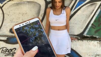 Наблюдение за юной ролершей