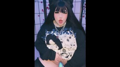 Упитанная кошечка и её умение обращаться с дилдаком