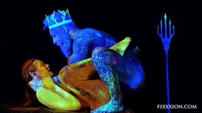 Подводный король наслаждается поревом