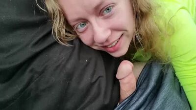 Подсасывать член на улице, новое хобби