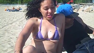 Горячая латина вот-вот станет топлес!