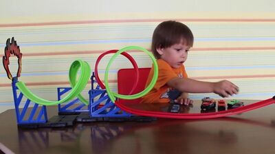 HOT WHEELS Темка распаковывает игровой набор ХОТ ВИЛС мертвая петля