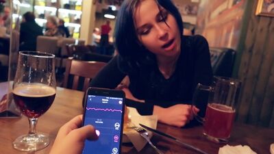 Потеряла контроль над писей, пока вибратор в ней