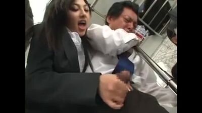 Японка Дрочит член в Автобусе при всех и кайфует от этого!