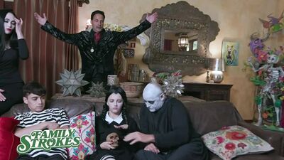 Порноболт - Красотки из семейства Адамсов попробовали инцест и еблю с монстром.mp4