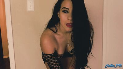 Жена скачет с ее батплагом внутрь в первый раз