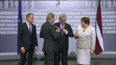Jean-Claude Juncker drunk and bitch slaps leaders