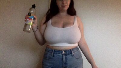 Пухлая сиська мм в мокрой футболке