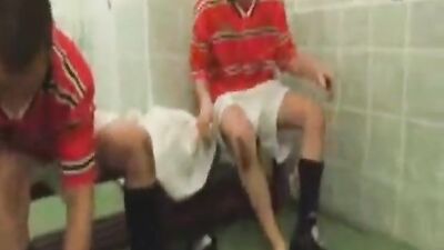 Футболисты-юниоры потрахались после игры (лучшее гей-порно)