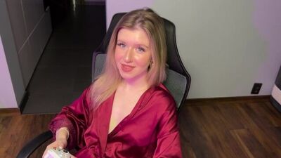 Девушка хотела поиграть в приставку, но пришлось заняться сексом