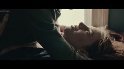 Maya Hawke голая грудь