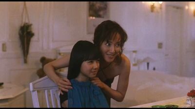 Отец трахает жену и дочку по очереди (инцест фильм, развел на секс дочкой, порно папа и мама, насилует дочурку, кончил в дочь)