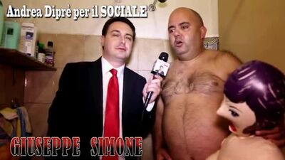 Andrea Diprè presenta Giuseppe Simone con bambola gonfiabile nella doccia