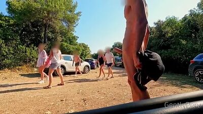 Прихожая подрочила мужику на улице (при друзьях)