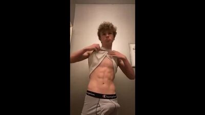 Парень дрочит свой большой член (3)