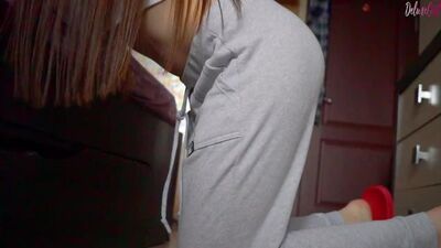 Девушка дрочит вагину