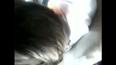 В автобусе трогает попу незнакомой девушки