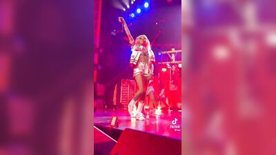 GloRilla сексуальный танец на концерте