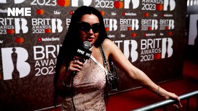 Голая Charli Xcx