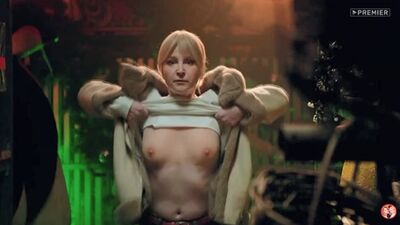 Ольга Медынич показывает голую грудь ф сериале Идеальная семья