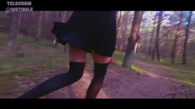 Сталкер преследовал испуганную студентку в лесу, а потом жёстко трахнул [порн русск русска домашн секс ебл ебут девочк молод тра