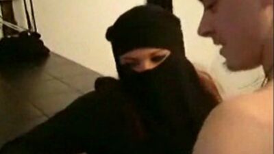 Трахает мусульманку в парандже секс по шариату французское порно