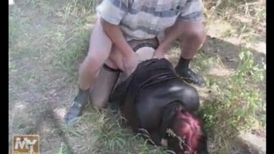 Русскую пьяную мамашу сняли на улице вывезли в лес и трахнули [Порно и Секс 18+]