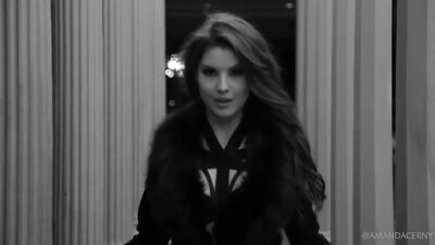 Голая Amanda Cerny