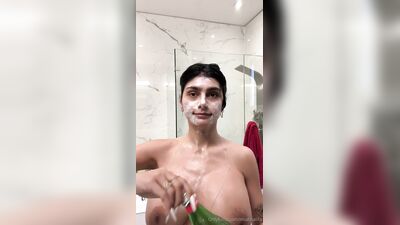 Голая Mia Khalifa