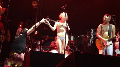 Голая Алиса Вокс-Бурмистрова, гр. -Ленинград- nu, Алиса разделась на концерте, фото голой вокс, сиськи алисы вокс.