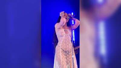 Голая Noah Cyrus