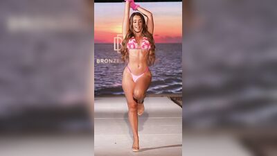 Голая Sydney Lint