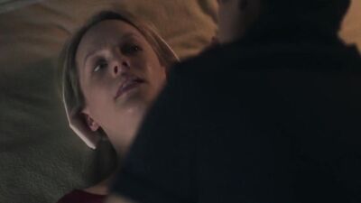 Голая Yvonne Strahovski, Elisabeth Moss