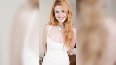 Голая Elly Clutch