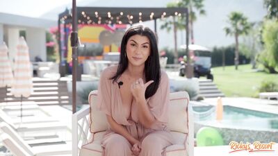 Голая Roxie Sinner