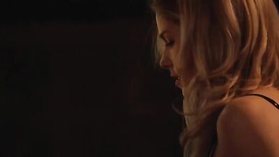 Голая Emily Bett Rickards, Emily Bett