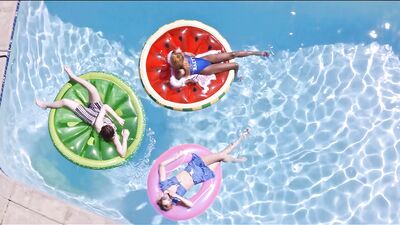 Голая Suki Waterhouse, Odessa Young