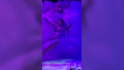 Голая Halle Bailey