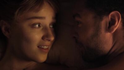 Голая Phoebe Dynevor