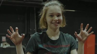 Эмма Майерс за кадром Уэнсдэй