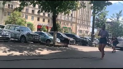 Трясет сиськами на улице