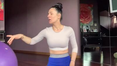 Маша Ефросинина в леггинсах