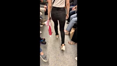 Гладит попку ))