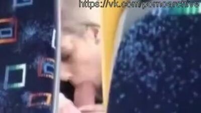 Парень без палева снимает как на заднем сидении автобуса девушка сосёт парню #Ми