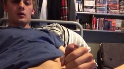 Парни дрочат(нарезка) много спермы, горячие мальчики