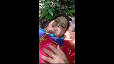 Desi Bhabhi Outdoor Sex MMS Leaked with Lover.mp4